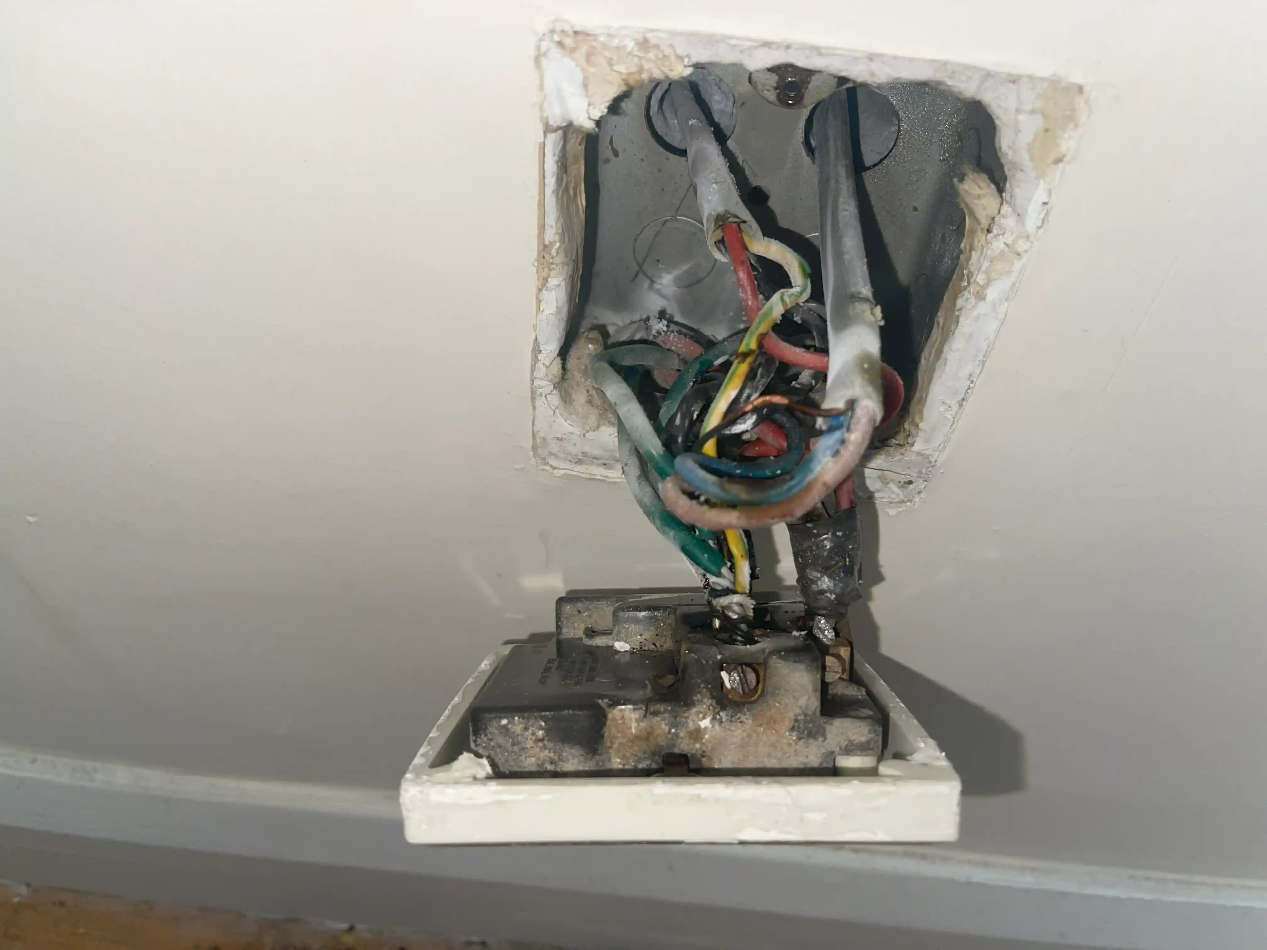 24 Hours Emergency Electrician near West Ealing